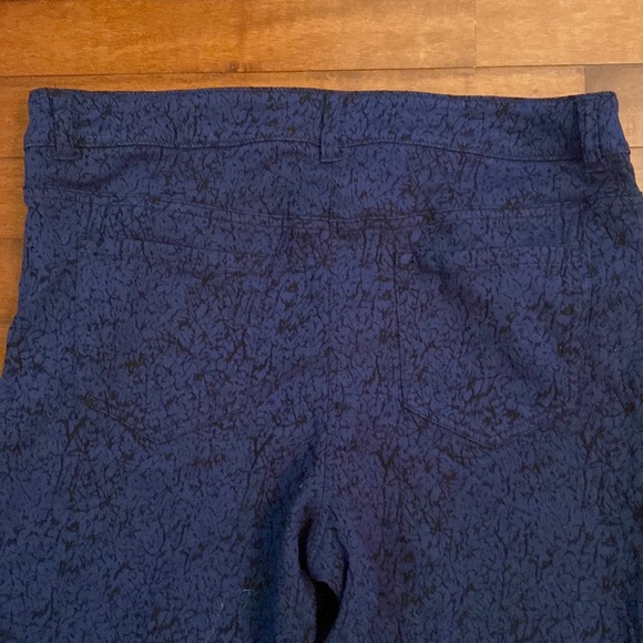 Chico’s Blue Black Print Jacquard Slim Straight Leg Stretch Pants Size Medium - Picture 6 of 11